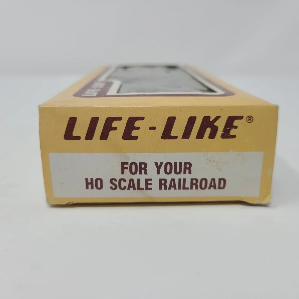 NIB Life-Like 8476 HO Box Car w/ Sliding Door Chessie System C&O  (NEW IN BOX)